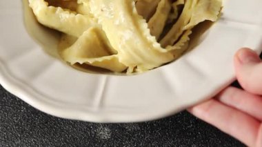 Pappardelle makarnası ana yemek aperatifi sebzeler taze leziz gurme yemek arkaplanı masa üstü yemekleri fotokopi alanı vejetaryen ve vejetaryen yemekleri.