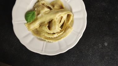 Pappardelle makarnası ana yemek aperatifi sebzeler taze leziz gurme yemek arkaplanı masa üstü yemekleri fotokopi alanı vejetaryen ve vejetaryen yemekleri.