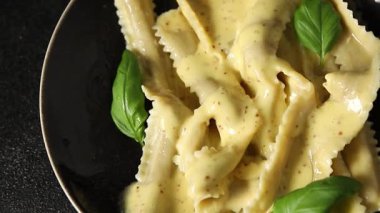 Pappardelle makarnası ana yemek aperatifi sebzeler taze leziz gurme yemek arkaplanı masa üstü yemekleri fotokopi alanı vejetaryen ve vejetaryen yemekleri.