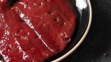 Çiğ sığır eti dana eti biftek biftek ızgara aperatif sebzeler taze lezzetli gurme yemek arkaplan masa rustik gıda üst görünüm fotokopi alanı keto ve paleo diyet