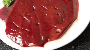 Çiğ sığır eti dana eti biftek biftek ızgara aperatif sebzeler taze lezzetli gurme yemek arkaplan masa rustik gıda üst görünüm fotokopi alanı keto ve paleo diyet