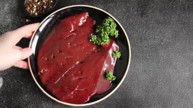 Çiğ sığır eti dana eti biftek biftek ızgara aperatif sebzeler taze lezzetli gurme yemek arkaplan masa rustik gıda üst görünüm fotokopi alanı keto ve paleo diyet