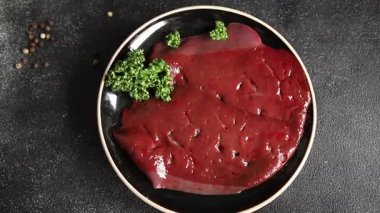 Çiğ sığır eti dana eti biftek biftek ızgara aperatif sebzeler taze lezzetli gurme yemek arkaplan masa rustik gıda üst görünüm fotokopi alanı keto ve paleo diyet