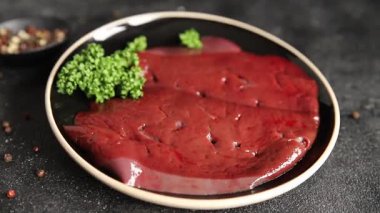 Çiğ sığır eti dana eti biftek biftek ızgara aperatif sebzeler taze lezzetli gurme yemek arkaplan masa rustik gıda üst görünüm fotokopi alanı keto ve paleo diyet