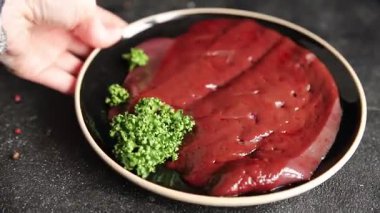 Çiğ sığır eti dana eti biftek biftek ızgara aperatif sebzeler taze lezzetli gurme yemek arkaplan masa rustik gıda üst görünüm fotokopi alanı keto ve paleo diyet