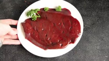 Çiğ sığır eti dana eti biftek biftek ızgara aperatif sebzeler taze lezzetli gurme yemek arkaplan masa rustik gıda üst görünüm fotokopi alanı keto ve paleo diyet