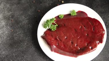 Çiğ sığır eti dana eti biftek biftek ızgara aperatif sebzeler taze lezzetli gurme yemek arkaplan masa rustik gıda üst görünüm fotokopi alanı keto ve paleo diyet