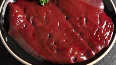 Çiğ sığır eti dana eti biftek biftek ızgara aperatif sebzeler taze lezzetli gurme yemek arkaplan masa rustik gıda üst görünüm fotokopi alanı keto ve paleo diyet
