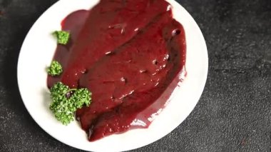 Çiğ sığır eti dana eti biftek biftek ızgara aperatif sebzeler taze lezzetli gurme yemek arkaplan masa rustik gıda üst görünüm fotokopi alanı keto ve paleo diyet