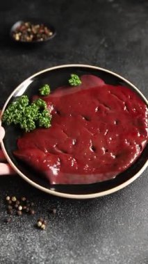 Çiğ sığır eti dana eti biftek biftek ızgara aperatif sebzeler taze lezzetli gurme yemek arkaplan masa rustik gıda üst görünüm fotokopi alanı keto ve paleo diyet