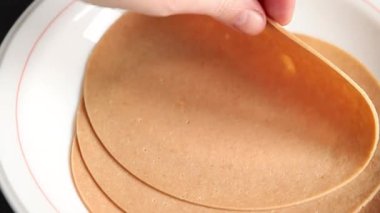 Sosisli vejetaryen soya malzemesi. Et yok. Aperatif sebzeler. Tabakta taze gurme yemekleri.