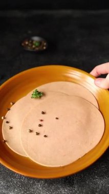 Sosisli vejetaryen soya malzemesi. Et yok. Aperatif sebzeler. Tabakta taze gurme yemekleri.