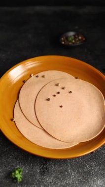 Sosisli vejetaryen soya malzemesi. Et yok. Aperatif sebzeler. Tabakta taze gurme yemekleri.