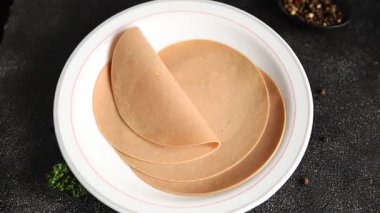 Sosisli vejetaryen soya malzemesi. Et yok. Aperatif sebzeler. Tabakta taze gurme yemekleri.