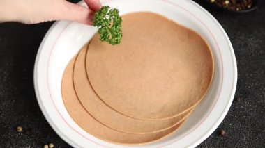 Sosisli vejetaryen soya malzemesi. Et yok. Aperatif sebzeler. Tabakta taze gurme yemekleri.