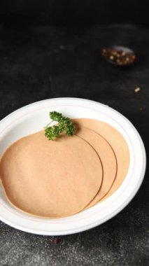 Sosisli vejetaryen soya malzemesi. Et yok. Aperatif sebzeler. Tabakta taze gurme yemekleri.