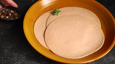 Sosisli vejetaryen soya malzemesi. Et yok. Aperatif sebzeler. Tabakta taze gurme yemekleri.