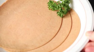 Sosisli vejetaryen soya malzemesi. Et yok. Aperatif sebzeler. Tabakta taze gurme yemekleri.