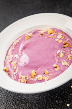 Yoğurt böğürtlen sağlıklı kahvaltı taze lezzetli gurme yemek arka planı masaya rustik yemek üst görünüm fotokopi alanı keto ve paleo diyeti