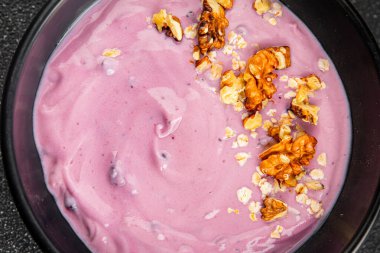 Yoğurt böğürtlen sağlıklı kahvaltı taze lezzetli gurme yemek arka planı masaya rustik yemek üst görünüm fotokopi alanı keto ve paleo diyeti