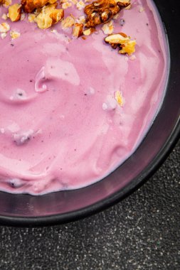 Yoğurt böğürtlen sağlıklı kahvaltı taze lezzetli gurme yemek arka planı masaya rustik yemek üst görünüm fotokopi alanı keto ve paleo diyeti