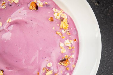 Yoğurt böğürtlen sağlıklı kahvaltı taze lezzetli gurme yemek arka planı masaya rustik yemek üst görünüm fotokopi alanı keto ve paleo diyeti