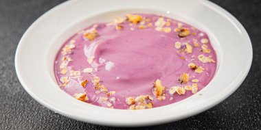 Yoğurt böğürtlen sağlıklı kahvaltı taze lezzetli gurme yemek arka planı masaya rustik yemek üst görünüm fotokopi alanı keto ve paleo diyeti