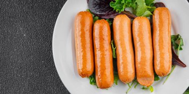 Sosisler et lezzetli lezzetli gurme yemek arka plan masa sade yemek üst manzara fotokopi alanı