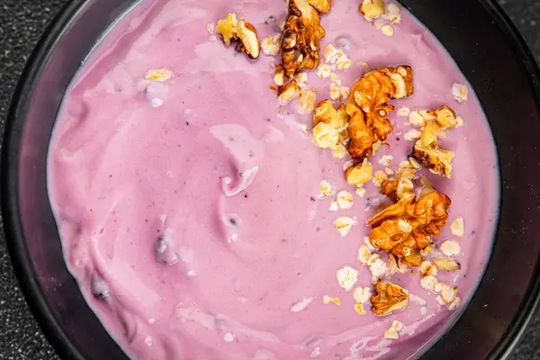 Yoğurt böğürtlen sağlıklı kahvaltı taze lezzetli gurme yemek arka planı masaya rustik yemek üst görünüm fotokopi alanı keto ve paleo diyeti