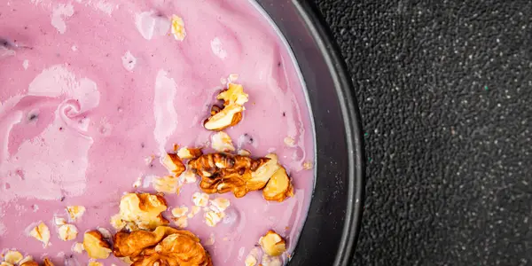 Yoğurt böğürtlen sağlıklı kahvaltı taze lezzetli gurme yemek arka planı masaya rustik yemek üst görünüm fotokopi alanı keto ve paleo diyeti