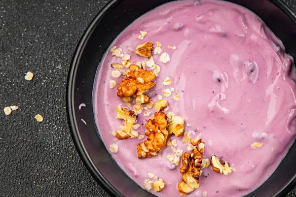 Yoğurt böğürtlen sağlıklı kahvaltı taze lezzetli gurme yemek arka planı masaya rustik yemek üst görünüm fotokopi alanı keto ve paleo diyeti