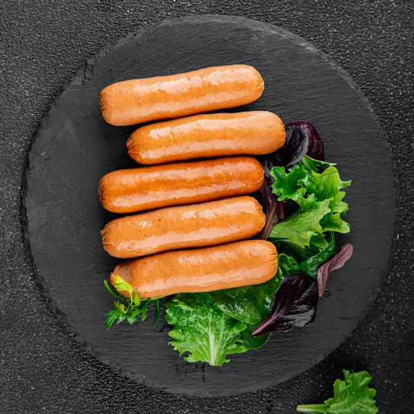 Sosisler et lezzetli lezzetli gurme yemek arka plan masa sade yemek üst manzara fotokopi alanı