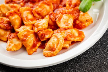 Ravioli domates sosu lezzetli gurme yemek arkaplanı masanın üstünde rustik yiyecekler üst görünümde fotokopi alanı