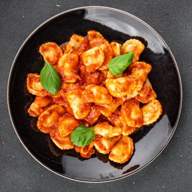 Ravioli domates sosu lezzetli gurme yemek arkaplanı masanın üstünde rustik yiyecekler üst görünümde fotokopi alanı