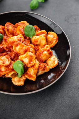 Ravioli domates sosu lezzetli gurme yemek arkaplanı masanın üstünde rustik yiyecekler üst görünümde fotokopi alanı