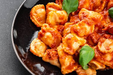 Ravioli domates sosu lezzetli gurme yemek arkaplanı masanın üstünde rustik yiyecekler üst görünümde fotokopi alanı