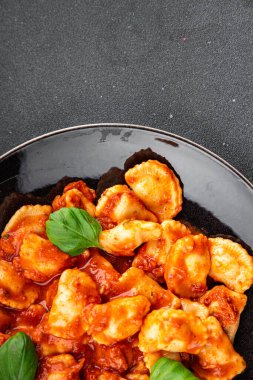 Ravioli domates sosu lezzetli gurme yemek arkaplanı masanın üstünde rustik yiyecekler üst görünümde fotokopi alanı