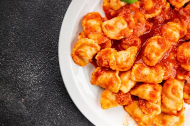 Ravioli domates sosu lezzetli gurme yemek arkaplanı masanın üstünde rustik yiyecekler üst görünümde fotokopi alanı