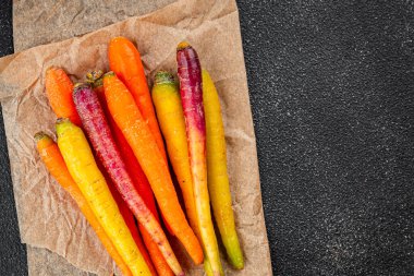Renkli havuçlar taze sebzeler lezzetli gurmeler lezzetli gurme yemek masa arkası yemekler fotokopi odası keto ve paleo diyet vejetaryen ve vejetaryen yemekleri.