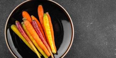 Renkli havuçlar taze sebzeler lezzetli gurmeler lezzetli gurme yemek masa arkası yemekler fotokopi odası keto ve paleo diyet vejetaryen ve vejetaryen yemekleri.
