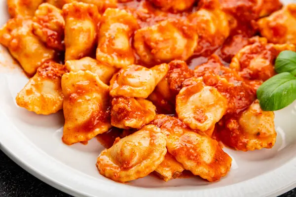 Ravioli domates sosu lezzetli gurme yemek arkaplanı masanın üstünde rustik yiyecekler üst görünümde fotokopi alanı