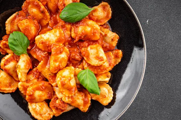 Ravioli domates sosu lezzetli gurme yemek arkaplanı masanın üstünde rustik yiyecekler üst görünümde fotokopi alanı
