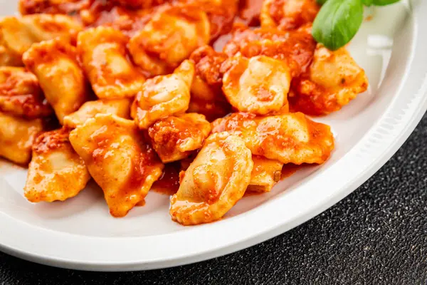 Ravioli domates sosu lezzetli gurme yemek arkaplanı masanın üstünde rustik yiyecekler üst görünümde fotokopi alanı