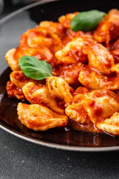 Ravioli domates sosu lezzetli gurme yemek arkaplanı masanın üstünde rustik yiyecekler üst görünümde fotokopi alanı