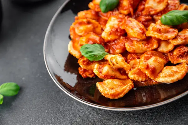 Ravioli domates sosu lezzetli gurme yemek arkaplanı masanın üstünde rustik yiyecekler üst görünümde fotokopi alanı