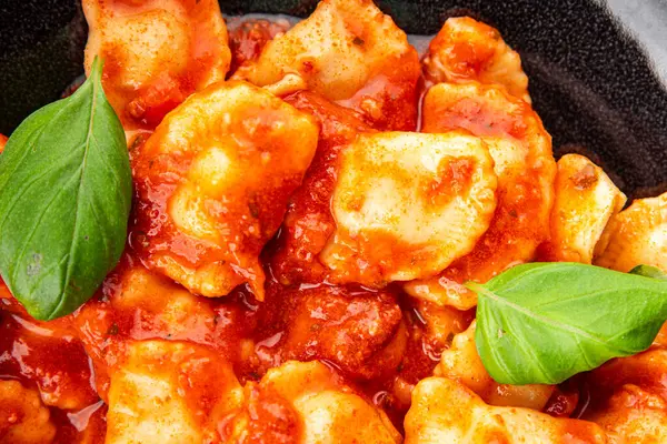 Ravioli domates sosu lezzetli gurme yemek arkaplanı masanın üstünde rustik yiyecekler üst görünümde fotokopi alanı