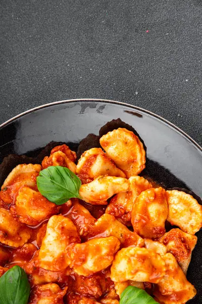 Ravioli domates sosu lezzetli gurme yemek arkaplanı masanın üstünde rustik yiyecekler üst görünümde fotokopi alanı