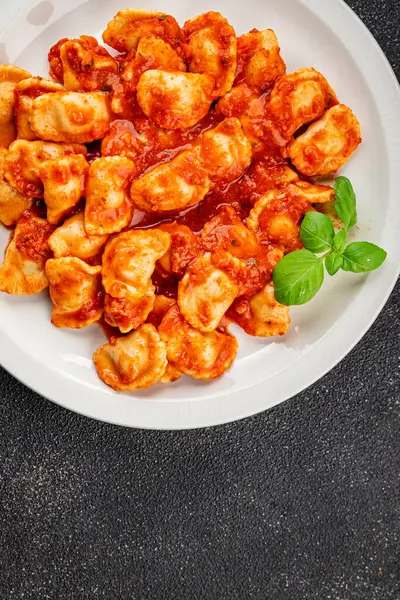 Ravioli domates sosu lezzetli gurme yemek arkaplanı masanın üstünde rustik yiyecekler üst görünümde fotokopi alanı