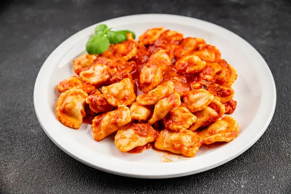 Ravioli domates sosu lezzetli gurme yemek arkaplanı masanın üstünde rustik yiyecekler üst görünümde fotokopi alanı