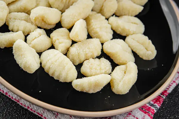 Gnocchi lezzetli lezzetli lezzetli gurme yemek masa arkası yemek üst görünüm uzay keto ve paleo diyet vejetaryen ve vejetaryen gıda